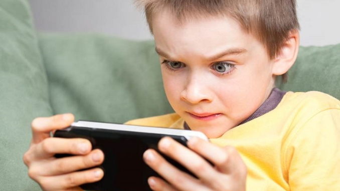 Memilih game online dengan cermat untuk tumbuh kembang anak
