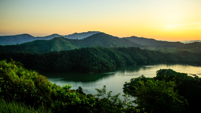 Enggan Pulang! Mulai dari pantai, bukit, hingga pegunungan yang ada di Kalimantan, semua menawarkan wisata alam yang memesona. Penasaran? Simak rekomendasinya!