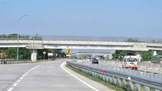 Banyak kecelakaan terjadi di jalan tol akhir-akhir ini yang membuat khawatir pengendara. Berikut tips otomotif berkendara aman saat melewati jalan tol. 